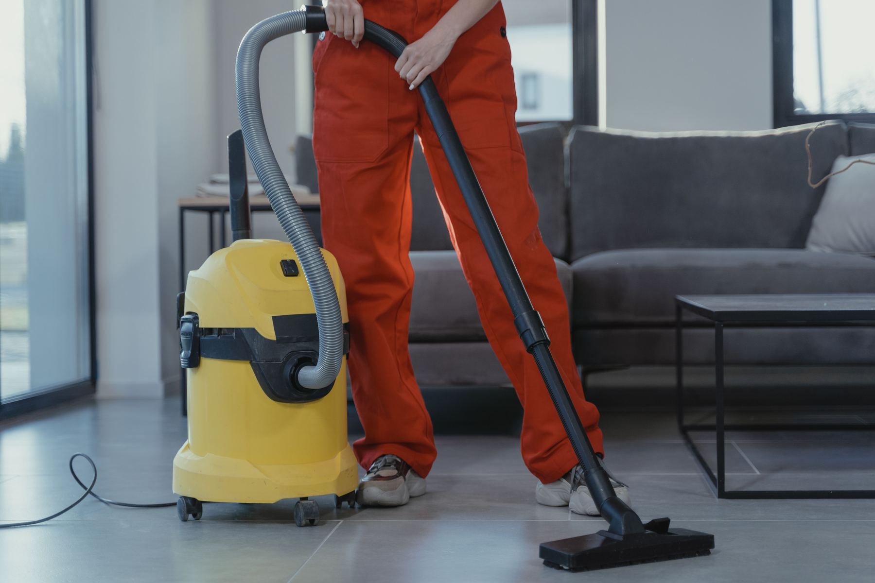 Operative using a wet-and-dry vacuum in a modern living space